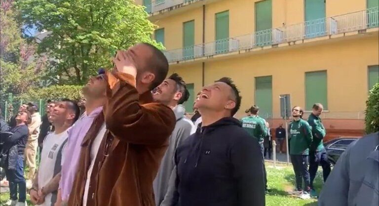 Emocionante! Elenco do Bologna visita treinador que luta contra câncer após vitória