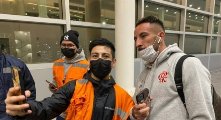 Flamengo desembarca no Chile para jogo da Libertadores, e Isla é tietado por chilenos