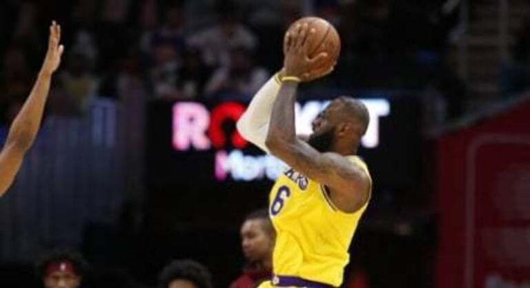Fora dos playoffs, LeBron James curte férias ao lado da família
