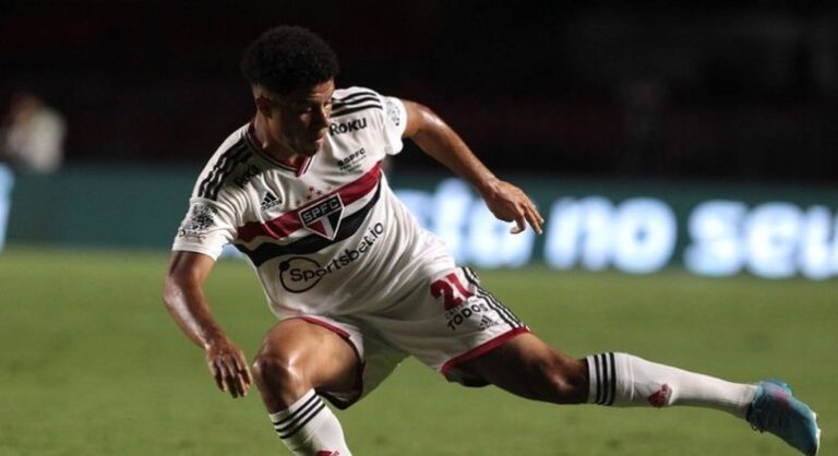 Gabriel Sara, do São Paulo, sofre trauma no mesmo tornozelo que lesionou no Campeonato Paulista