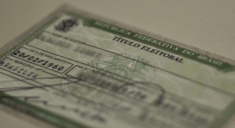 Grupo faz campanha para estimular jovens a tirarem título de eleitor 