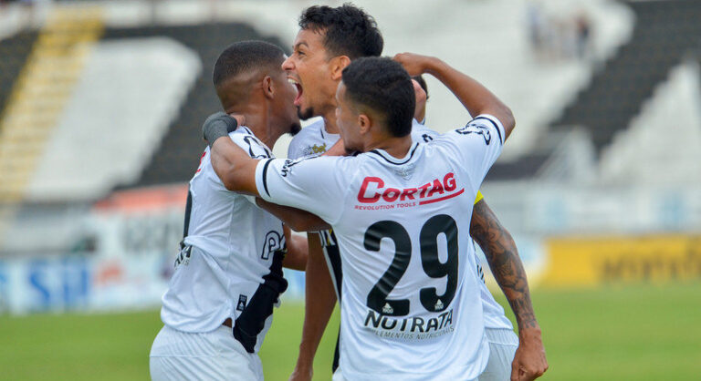 Hélio dos Anjos aprova time e deve manter escalação contra o Vasco