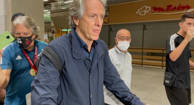 Jorge Jesus chega ao Rio para Desfile das Campeãs, confirma contato com o Fenerbahçe e diz que acompanha o Flamengo