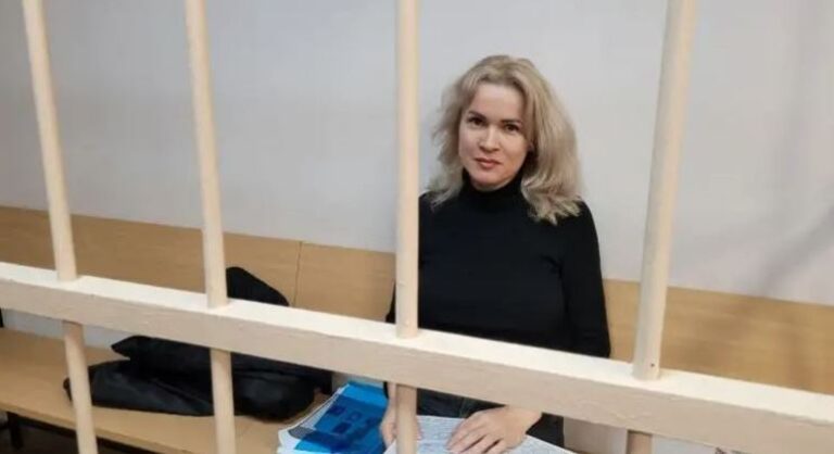 Jornalista russa é presa por relatar ataque contra teatro em Mariupol