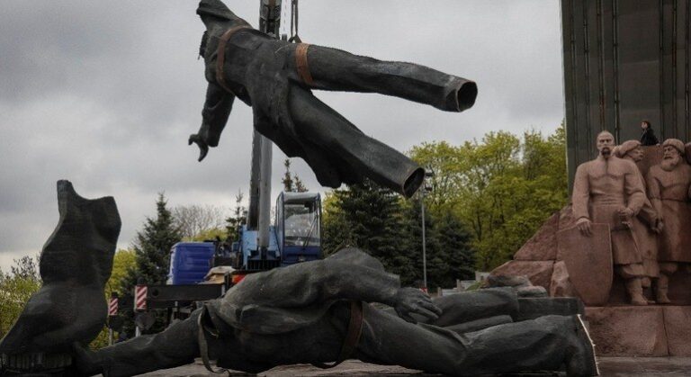 Kiev derruba monumento da era soviética que simbolizava amizade entre russos e ucranianos