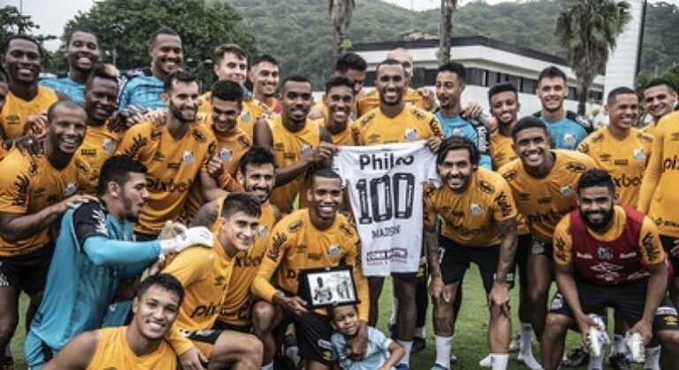 Madson completa 100 jogos e recebe homenagem do Santos