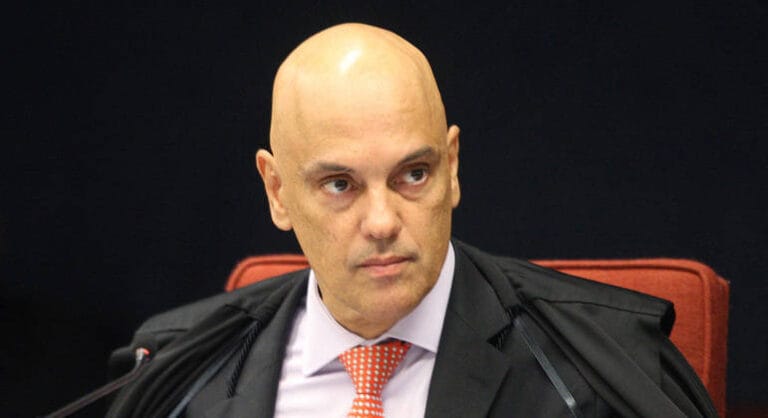 Moraes dá 48 horas para defesa de Daniel Silveira se manifestar sobre perdão de Bolsonaro