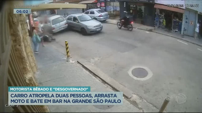 Motorista atropela duas pessoas, arrasta moto e bate em bar na Grande SP
