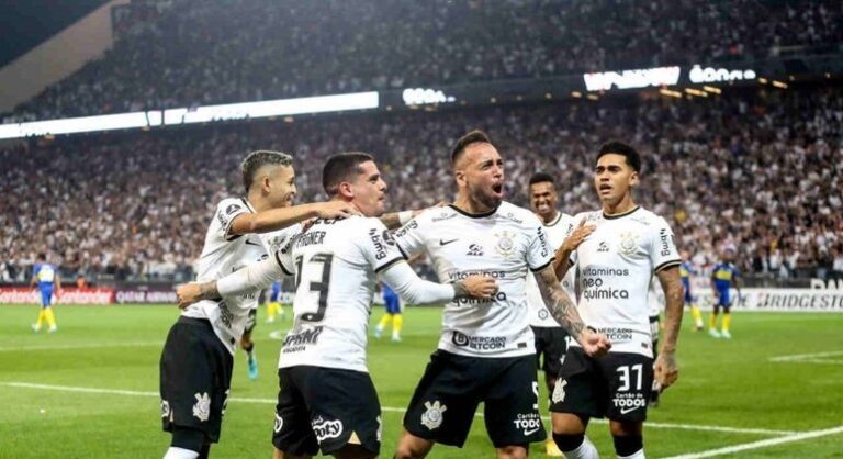 Narrador que ironizou jogadores do Corinthians se empolga com time paulista em transmissão