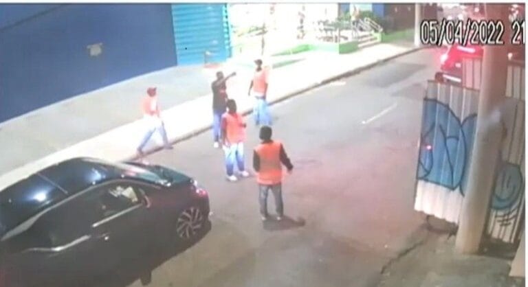 Polícia busca localizar carros furtados após prender 4 suspeitos por golpe de estacionamento falso