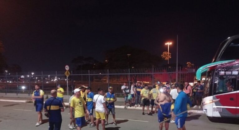 Polícia detém torcedor do Boca que fez gestos racistas contra corintianos
