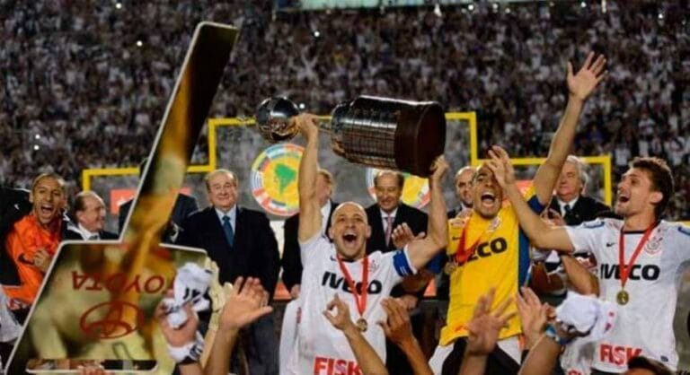 Por onde andam os corintianos que venceram o Boca na final em 2012?