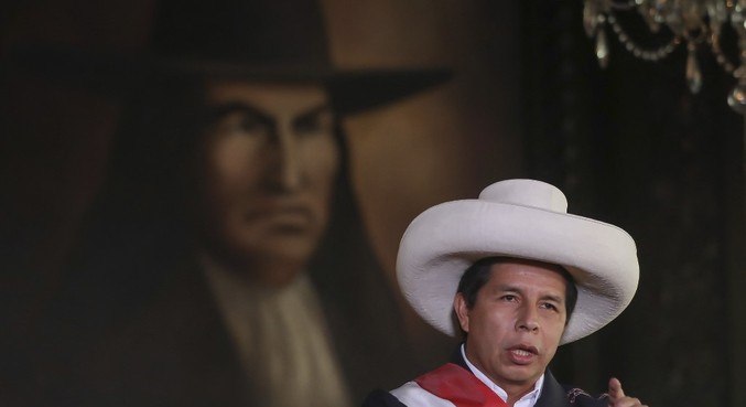 Presidente do Peru volta de carro do Equador para evitar impeachment