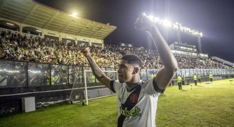 Raniel dedica vitória a Zé Ricardo e elogia técnico do Vasco: ‘Tem sofrido com a gente’