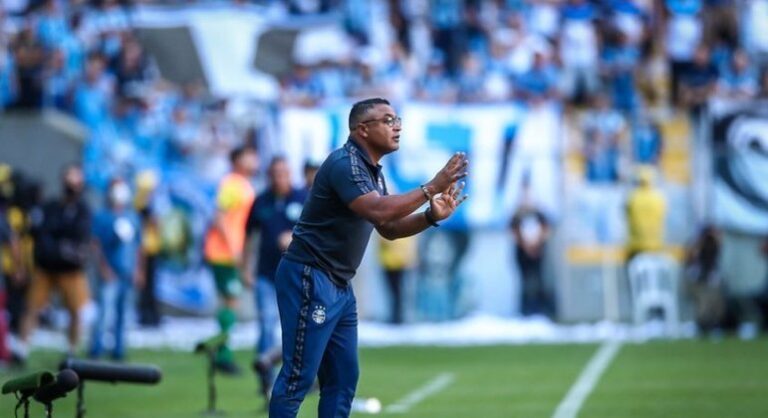 Roger exalta vitória sobre o CRB, mas prega cautela no Grêmio