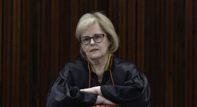 Rosa Weber dá 10 dias para Bolsonaro explicar induto concedido a Daniel Silveira