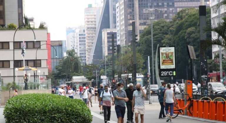 SP amanhece com névoa, mas temperatura chega aos 30°C