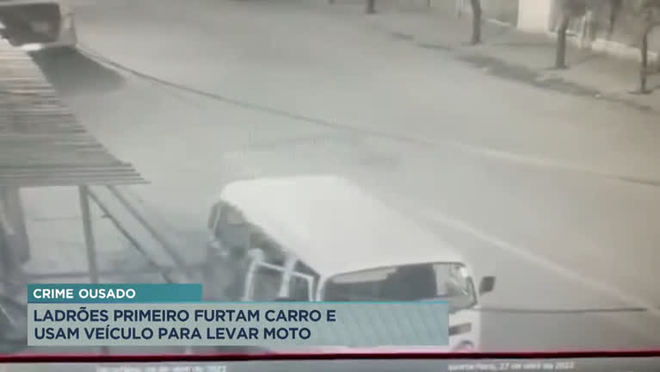 Suspeitos furtam kombi e usam o veículo para roubar moto