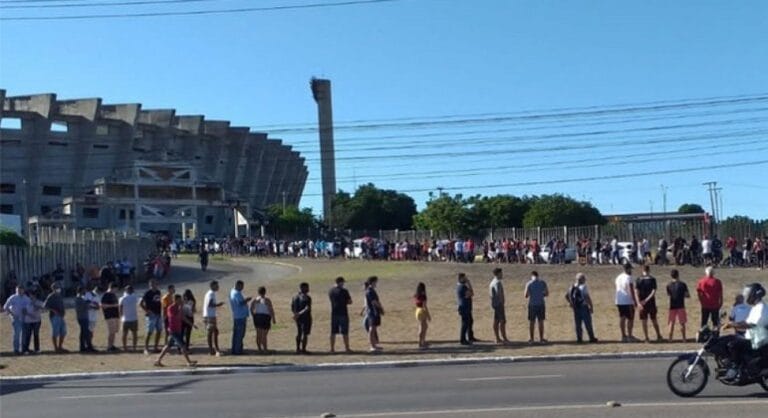Torcedores encaram longa fila e preços salgados por ingressos para ver o Flamengo no Piauí