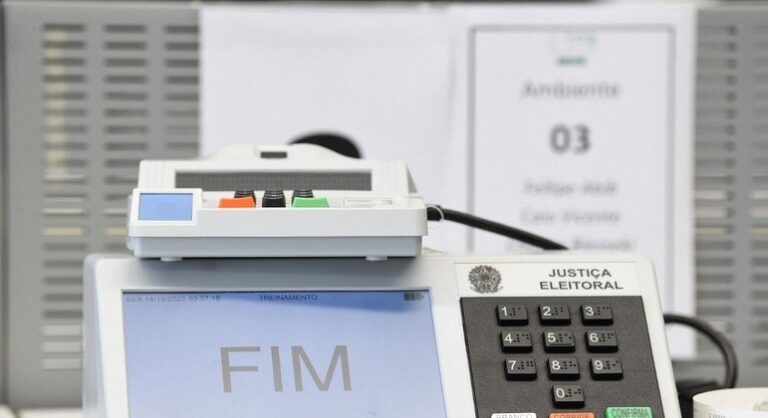 TSE abre urna e explica processo eleitoral a alunos de escola pública no DF