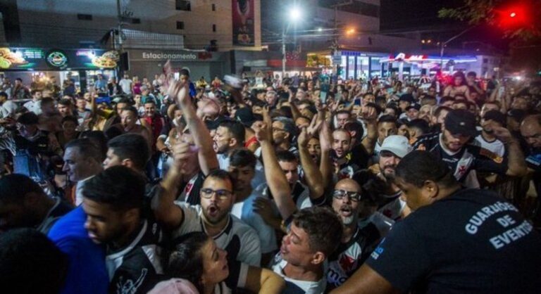Vasco é recebido com festa da torcida em Muriaé