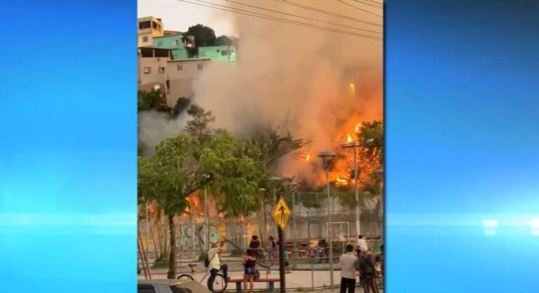 VÍDEO | Incêndio atinge vegetação no Morro da Gurigica, em Vitória, e por pouco não atinge casas
