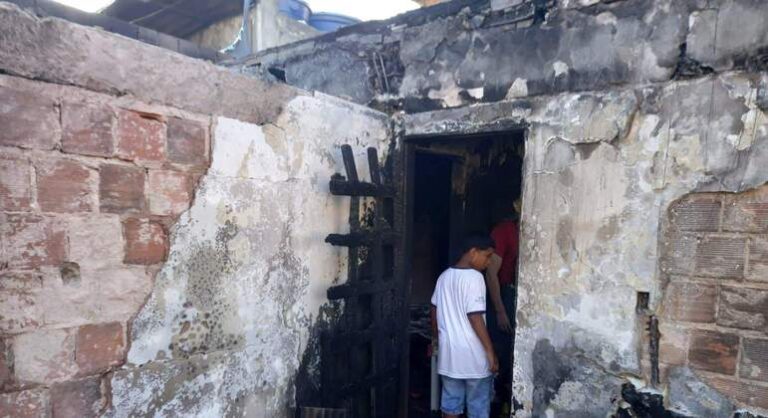 VÍDEO | “Só ficamos com a roupa do corpo”, desabafa mulher após casa pegar fogo em Guarapari