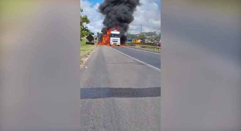 VÍDEO | Trecho da BR-101 é interditado após carreta pegar fogo em Jaguaré