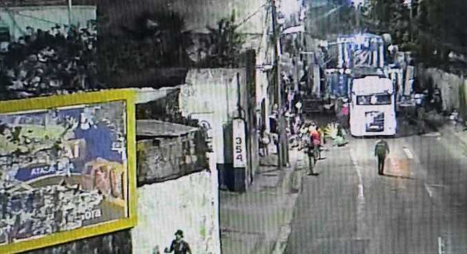 Vídeos mostram momento de acidente com carro alegórico que matou menina no Rio