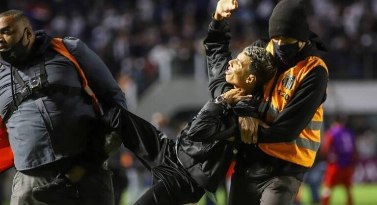 Após vitória, torcedor do Santos invade campo e agride jogador do Unión La Calera; veja