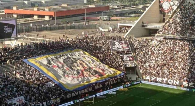 Ayrton Senna é homenageado durante vitória do Corinthians contra o Fortaleza