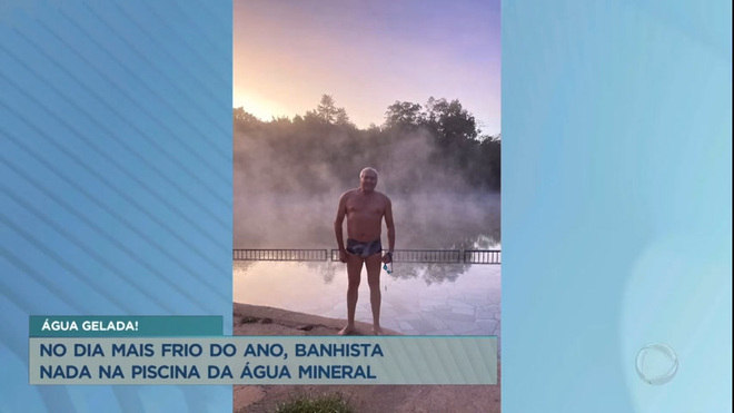Banhista nada na piscina da Água Mineral no dia mais frio do ano