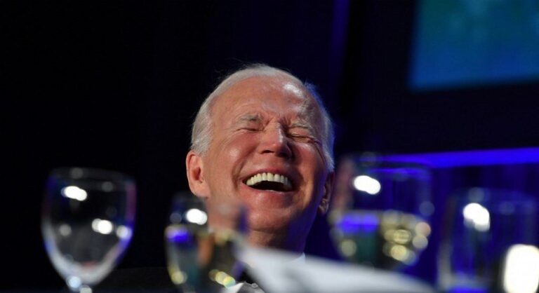 Biden e comediante Trevor Noah brilham em jantar de gala dos correspondentes da Casa Branca