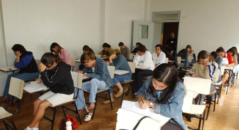Bolsonaro sanciona lei que inclui alunos de escolas privadas no Prouni
