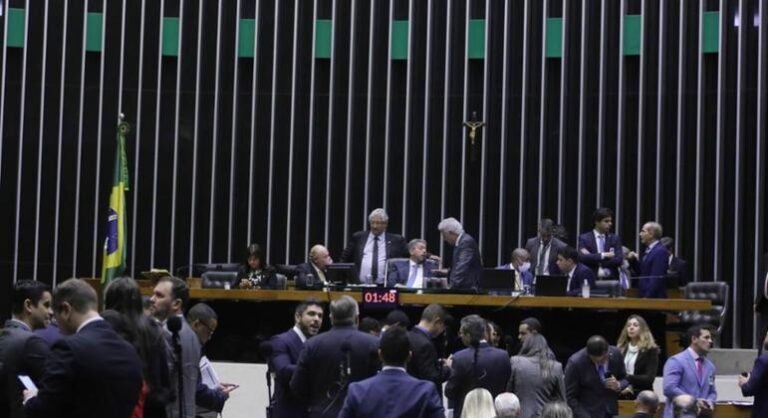 Câmara aprova texto-base da regulação do homeschooling