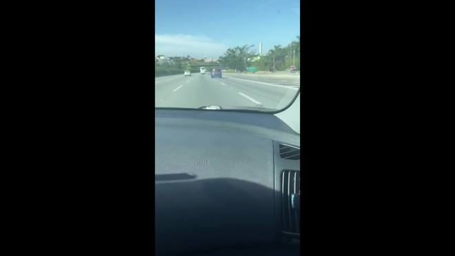 Carro arrasta moto na Rodovia dos Imigrantes