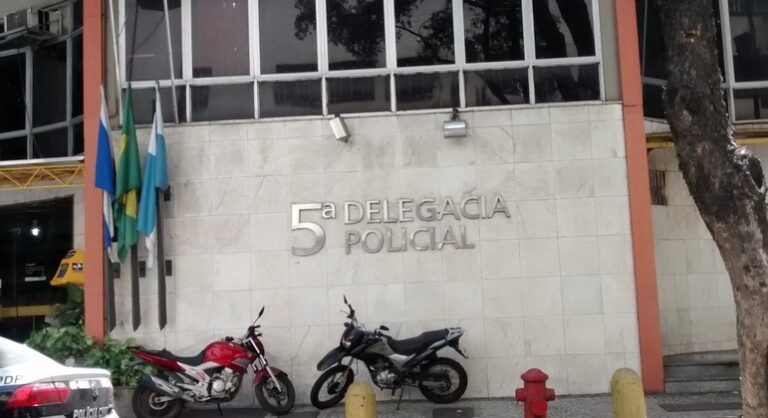 Carro de deputado é atingido por tiro durante perseguição no Rio