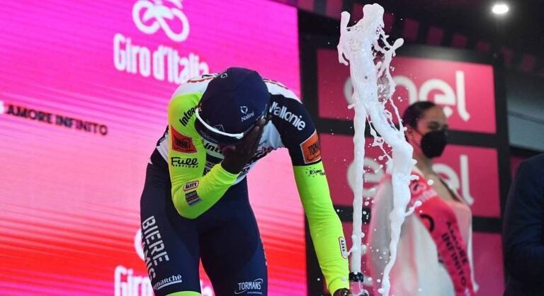 Ciclista vence prova, mas abandona competição após se ferir com rolha de espumante