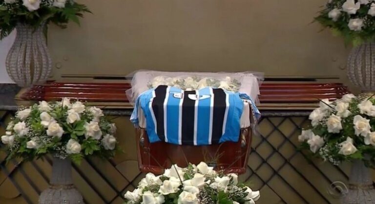 Coberto por camisa do Grêmio, jornalista é velado em Porto Alegre