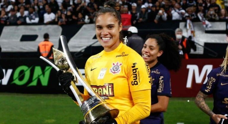 Corinthians acerta o empréstimo de goleira ao Flamengo