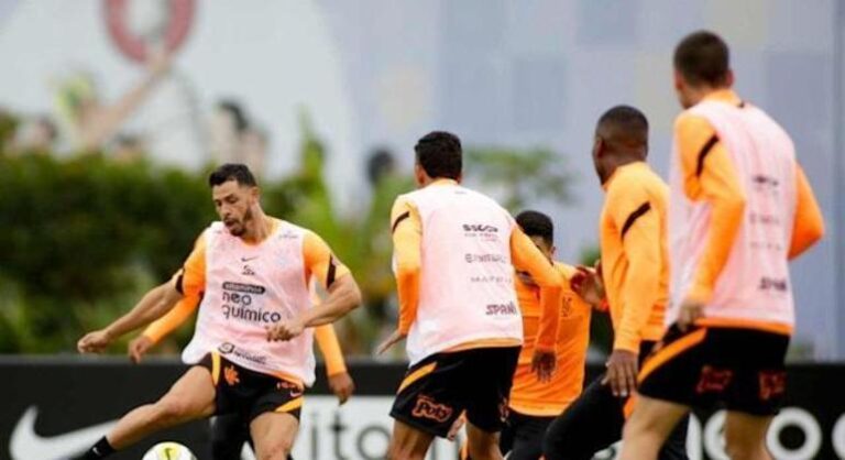 Corinthians se reapresenta com quatro atletas em recuperação
