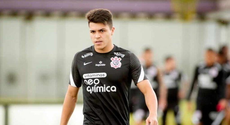Corinthians vai para o clássico de domingo com três pendurados