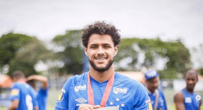 Cruzeiro e SAF de Ronaldo recebem condenação de R$ 700 mil em ação movida por zagueiro