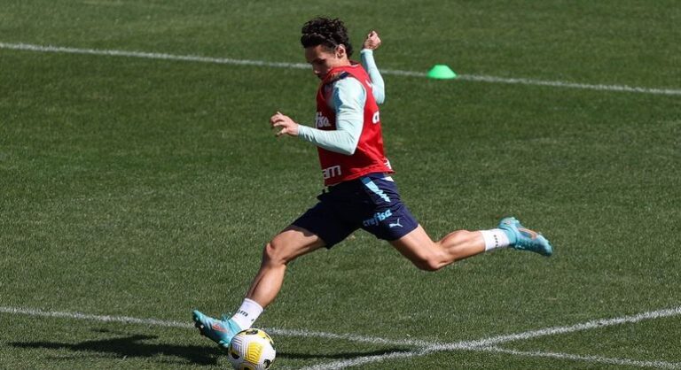 Desfalque em dois jogos, Raphael Veiga será titular contra o Santos