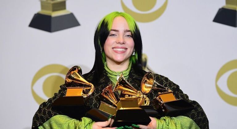 Doença de Billie Eilish envolve tiques motores e falas involuntárias de palavras de baixo calão
