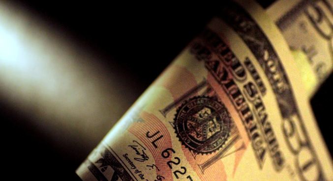 Dólar abre a semana em queda e passa a valer R$ 4,82
