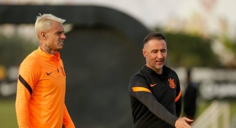 E o Róger Guedes? Relação do atacante com Vítor Pereira chega a ponto crítico no Corinthians