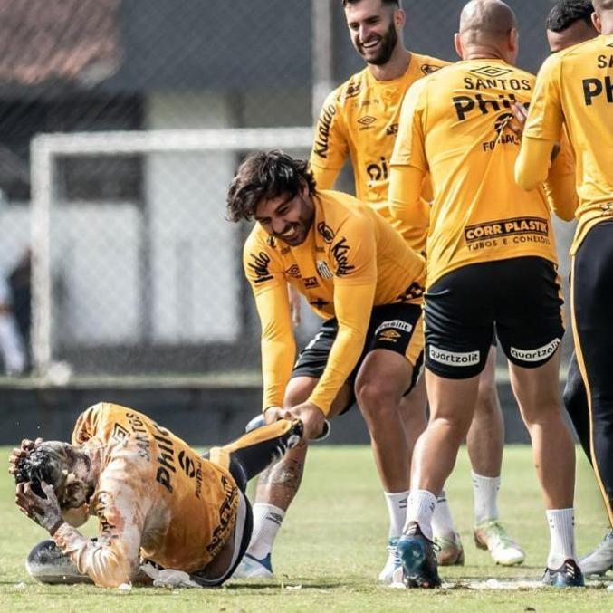 Em momentos opostos, Santos e Ceará jogam na Arena Barueri