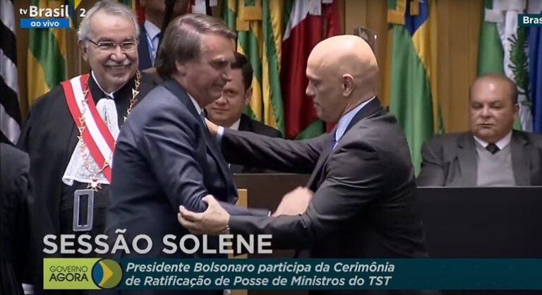 Em segundo cumprimento, Moraes tomou a iniciativa e procurou Bolsonaro