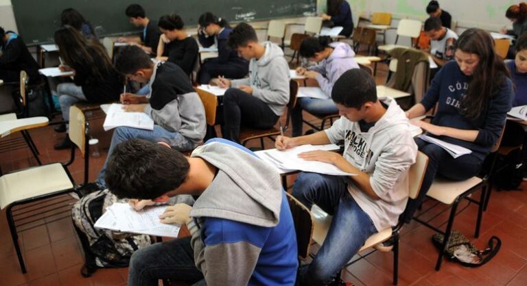 Ensino médio: estudantes debatem política com ajuda de roteiros